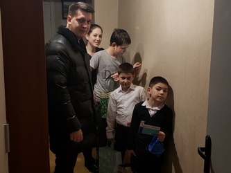 Александр Бондаренко поздравил многодетную семью с наступающим Новым годом