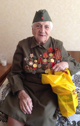 Депутат городской Думы Максим Самсонов вручил подарки ветеранам и участникам Великой Отечественной войны