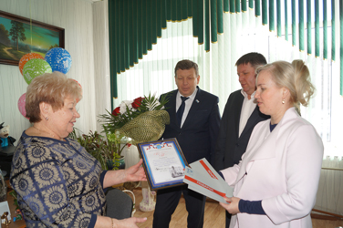 Депутаты поздравили с юбилейным днем рождения директора лицея №15 Галину Карпенко