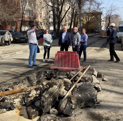 Виктор Марков ознакомился с ходом работ по реконструкции канализационного коллектора по ул. Челюскинцев