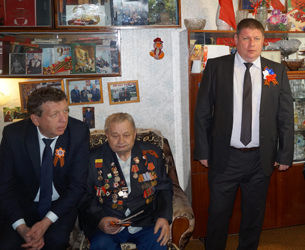 Депутаты Владимир Дмитриев и Сергей Агапов посетили ветерана Николая Копченова