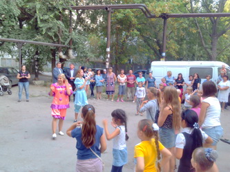 Депутаты продолжают проводить праздники во дворах Заводского района