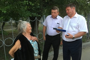 Депутаты поздравили жительницу Заводского района Саратова с 90-летним юбилеем
