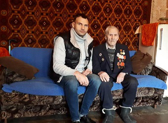Сергей Улегин поздравил ветерана с Днём защитника Отечества 