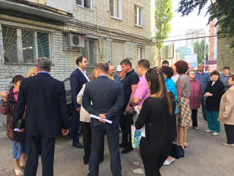 Дмитрий Кудинов обсудил с жителями предстоящее благоустройство двора