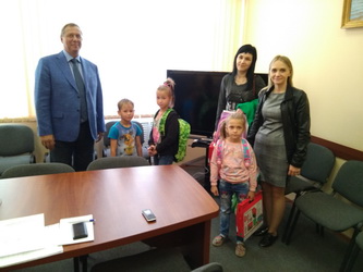 В ходе приема граждан Владимир Попков вручил школьные принадлежности будущим первоклассникам