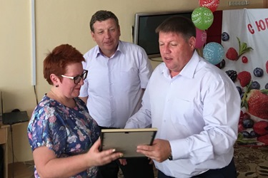 Депутаты Саратовской городской Думы поздравили Почётного работника общего образования Российской Федерации с юбилеем