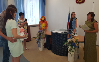 Депутат Светлана Глухова посетила торжественную регистрацию двухтысячного ребенка