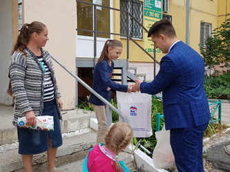 Александр Бондаренко поздравил школьницу из Ленинского района с наступающим Днем знаний