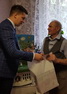 Александр Бондаренко поздравил жителя Ленинского района с юбилеем
