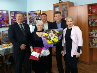 Депутаты поздравили председателя ветеранской организации Заводского района Евгению Балак с юбилеем