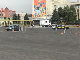 На Театральной площади прошли соревнования по фигурному вождению автомобилей с ручным управлением среди инвалидов с ПОДА