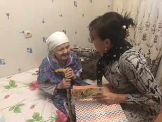 Светлана Глухова поздравила долгожительницу с днем рождения