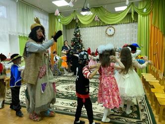 Вячеслав Тарасов передал сладкие новогодние подарки в детские сады своего избирательного округа