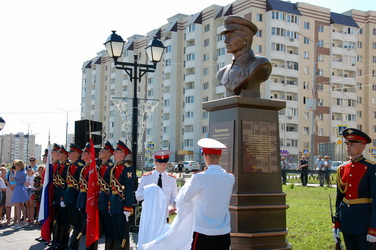 В Саратове открыли скульптурную композицию военному летчику, Герою Советского Союза Виктору Васильевичу Талалихину