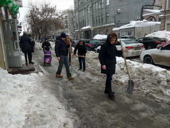 Волонтеры продолжают борьбу со снегом