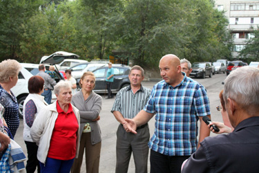 Жители Ленинского района поблагодарили Олега Комарова за помощь в благоустройстве дворовой территории