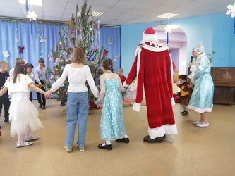 Алексей Сидоров подарил новогоднюю елку для детей начальной школы № 88