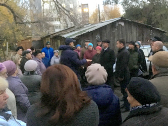 Евгений Чернов встретился с жителями дома № 9А по проспекту 50 лет Октября
