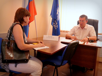 Александр Янклович лично встречается с избирателями, чтобы помочь в решении их проблем