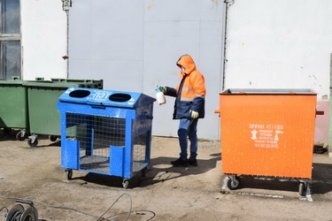 Депутаты, представители администрации города и общественность проинспектировали мойку и дезинфекцию контейнеров для сбора ТКО
