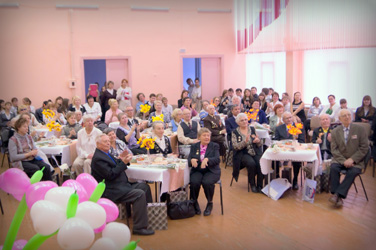 Константин Лекомцев поздравил представителей  старшего поколения Кировского района