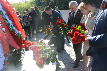 Жители Саратова почтили память воинов-освободителей