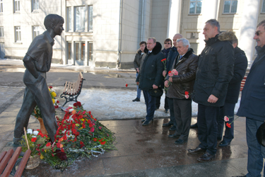 Депутаты городской Думы почтили память Олега Табакова