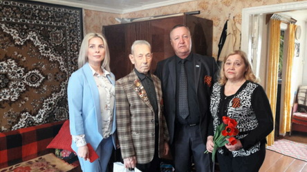 Депутатский корпус Заводского района поздравил ветеранов на дому