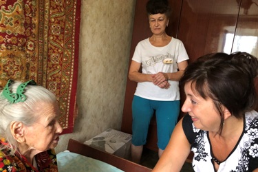 Светлана Глухова поздравила жительницу Ленинского района с 100-летием