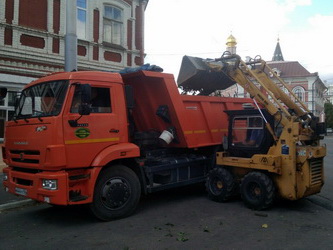 Александр Янклович оказал содействие в вывозе строительного мусора с дворовой территории