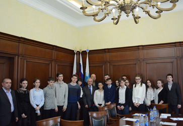 Депутат Олег Комаров организовал экскурсию для школьников