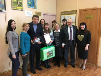 Депутаты поздравили с юбилейным днем рождения сотрудника Детской художественной школы