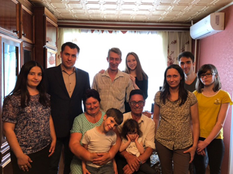 Евгений Чернов поздравил супружескую пару с «золотой свадьбой»