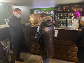Евгений Чернов проверил исполнение законодательства об ограничении продажи алкоголя