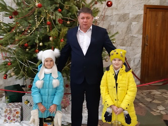 Сергей Агапов поздравил с Новым годом детей из малообеспеченных и многодетных семей