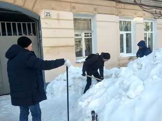 Волонтеры СГАУ вышли на борьбу со снегом
