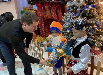 Евгений Чернов поздравил жителей Кировского района с Новым годом