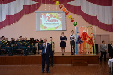 Виктор Малетин поздравил жителей Кировского района с Международным днем пожилого человека