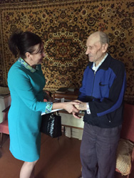 Светлана Глухова поздравила ветерана с юбилеем