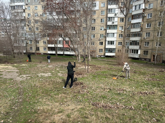Александр Бондаренко организовал субботник на придомовой территории дома №10 по ул. Батавина