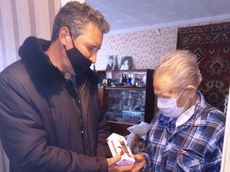 К Дню защитника Отечества ветераны Ленинского района получили подарки от депутата Вячеслава Тарасова