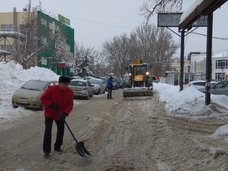 Депутаты помогли жителям Заводского района с уборкой снега