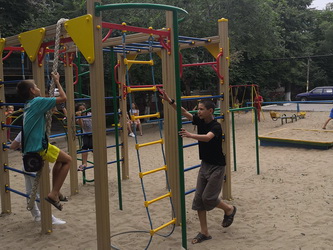 При финансовой поддержке депутата Олега Мастрюкова установлена детская площадка