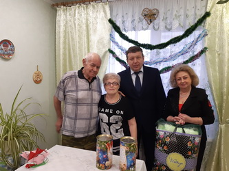 Владимир Дмитриев поздравил семейную пару с "золотой свадьбой"