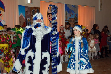 Детям из малообеспеченных семей Волжского района депутаты подарили новогоднее театрализованное представление