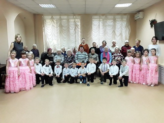 По инициативе Светланы Глуховой детсадовцы провели концерт для представителей старшего поколения