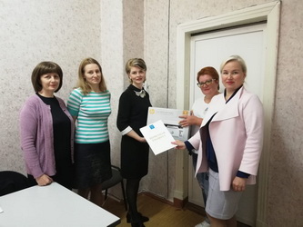 Коллектив школы № 78 получил от депутата Владимира Попкова поздравления и подарок ко Дню учителя
