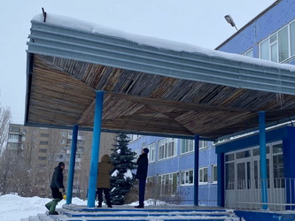 Александр Маслов посетил школу и детский сад, в которых будет проведен ремонт кровли