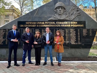 Представители депутатского корпуса Кировского района почтили память погибших героев